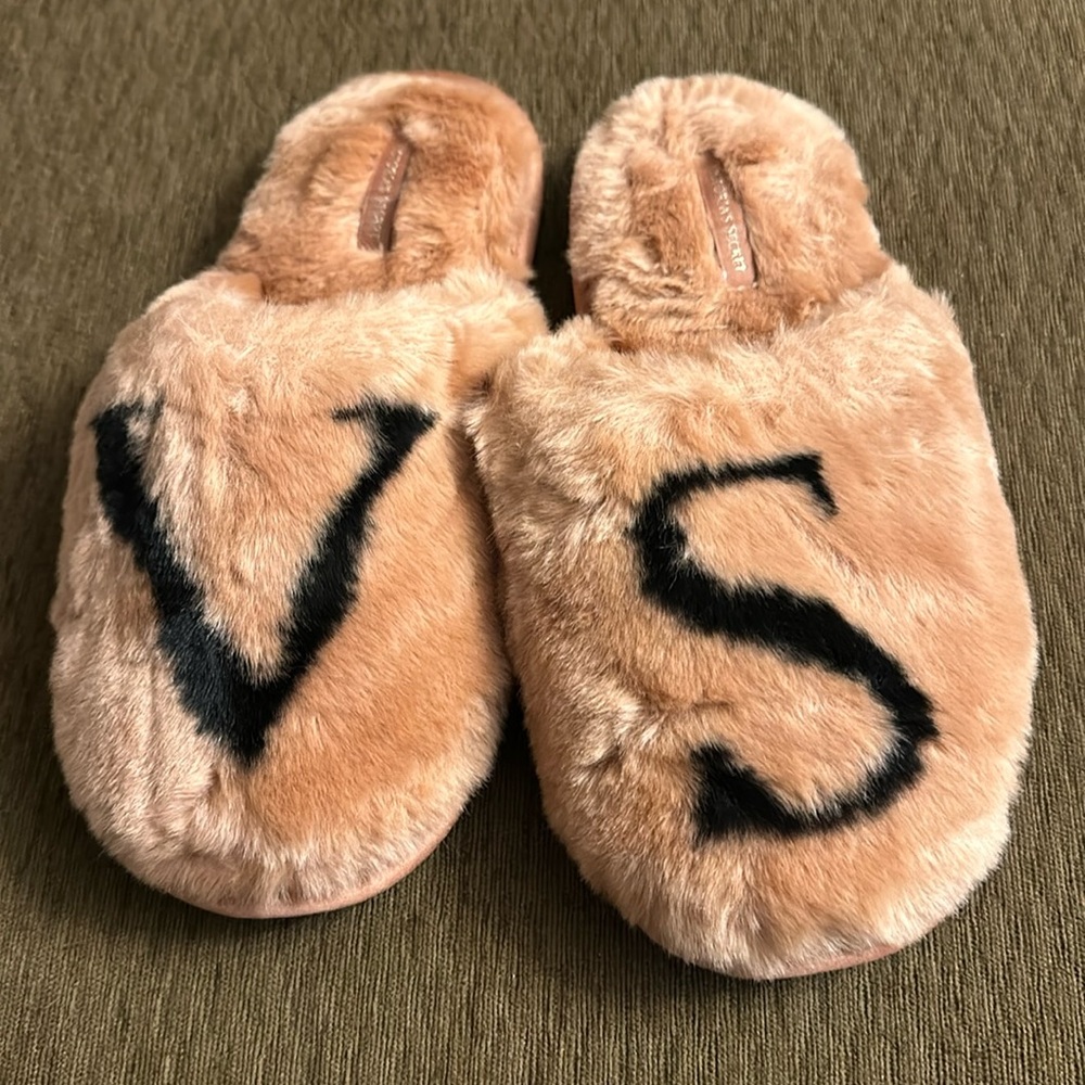 NWT Victoria’s Secret Caramel Tan Fuzzy Slippers